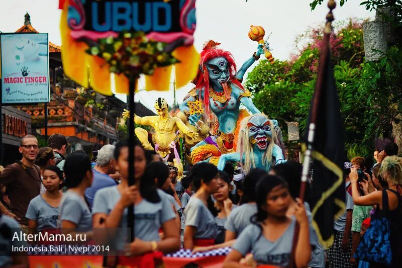 Парад ого ого. Ньепи на Бали. Парад ОГО ОГО на Бали. Ньепи на Бали парад. День тишины на Бали парад.