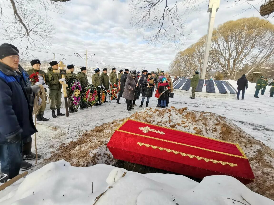 В Златоусте перезахоронили прах красноармейца. Перезахоронение воинов Великой Отечественной. Похороны солдат погибших на Украине в Златоусте. Памятник воинам златоустовцем погибшим.