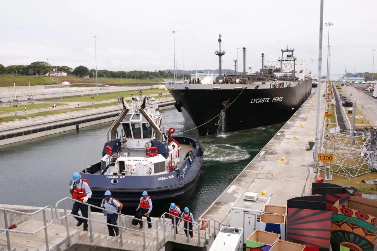 Танкер Panamax в панамском канале. Панамский канал Транзит. ЛПГ танкер. Судно Транзит.