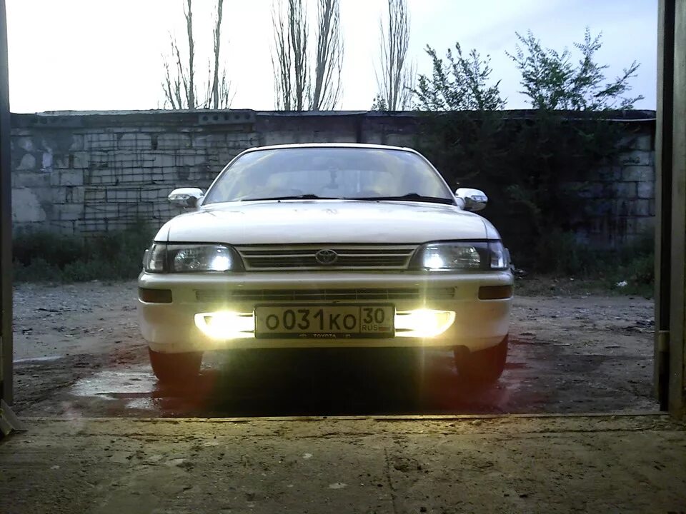 Противотуманная фара toyota corolla. Toyota sprinter ae100 с противотуманками. тойота королла е100 с туманками. противотуманки toyota corolla 100. птф corolla ae100.