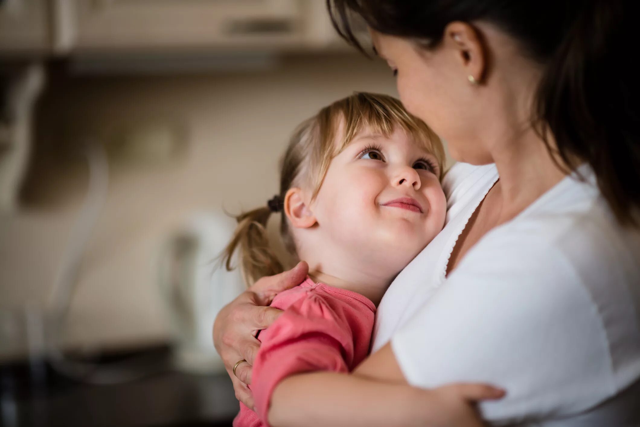 Mom and child. Мать с ребенком. Объятия мамы и ребенка. Объятия детей. Дети обнимаются с родителями.