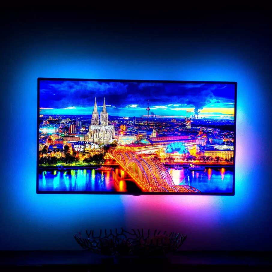 Подсветка эмбилайт для телевизора. Телевизор LG С подсветкой Ambilight. Телевизор с подсветкой Ambilight. Ambilight для телевизора Hisense. Подсветка телевизора hisense