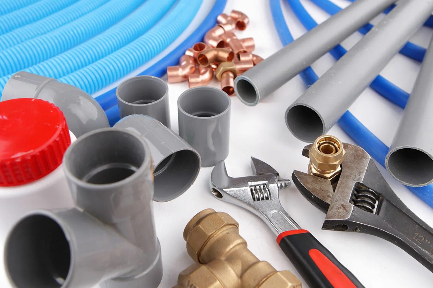 сантехника. ситуации на рынке сантехнических изделий. шуруп с гайкой. ситуации на рынке сантехнических изделий. сантехнический инструмент.