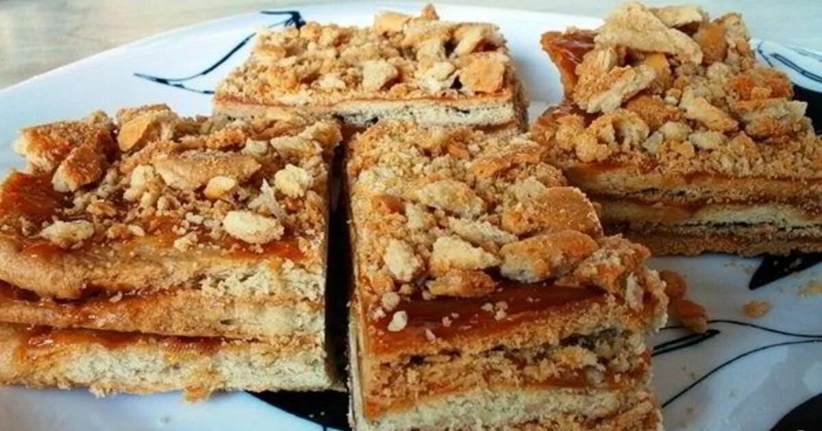 Пирожное с сгущенкой фото. Пирожное со сгущенкой. песочное пирожное со сгущенкой. пирог с вареной сгущенкой. пирожное с варёной сгущёнкой.