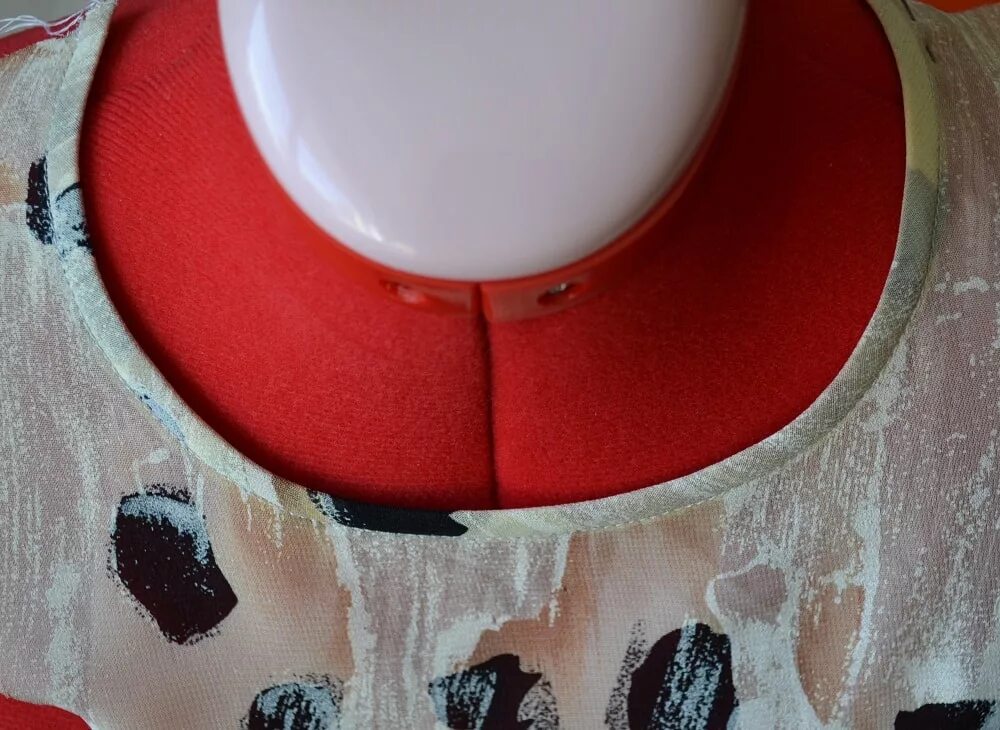 обработка среза горловины обтачкой. горловина с подкройной обтачкой. обтачка горловины бейкой. обработка горловины спицами при вязании снизу вверх. обтачка и гордовина разрез.