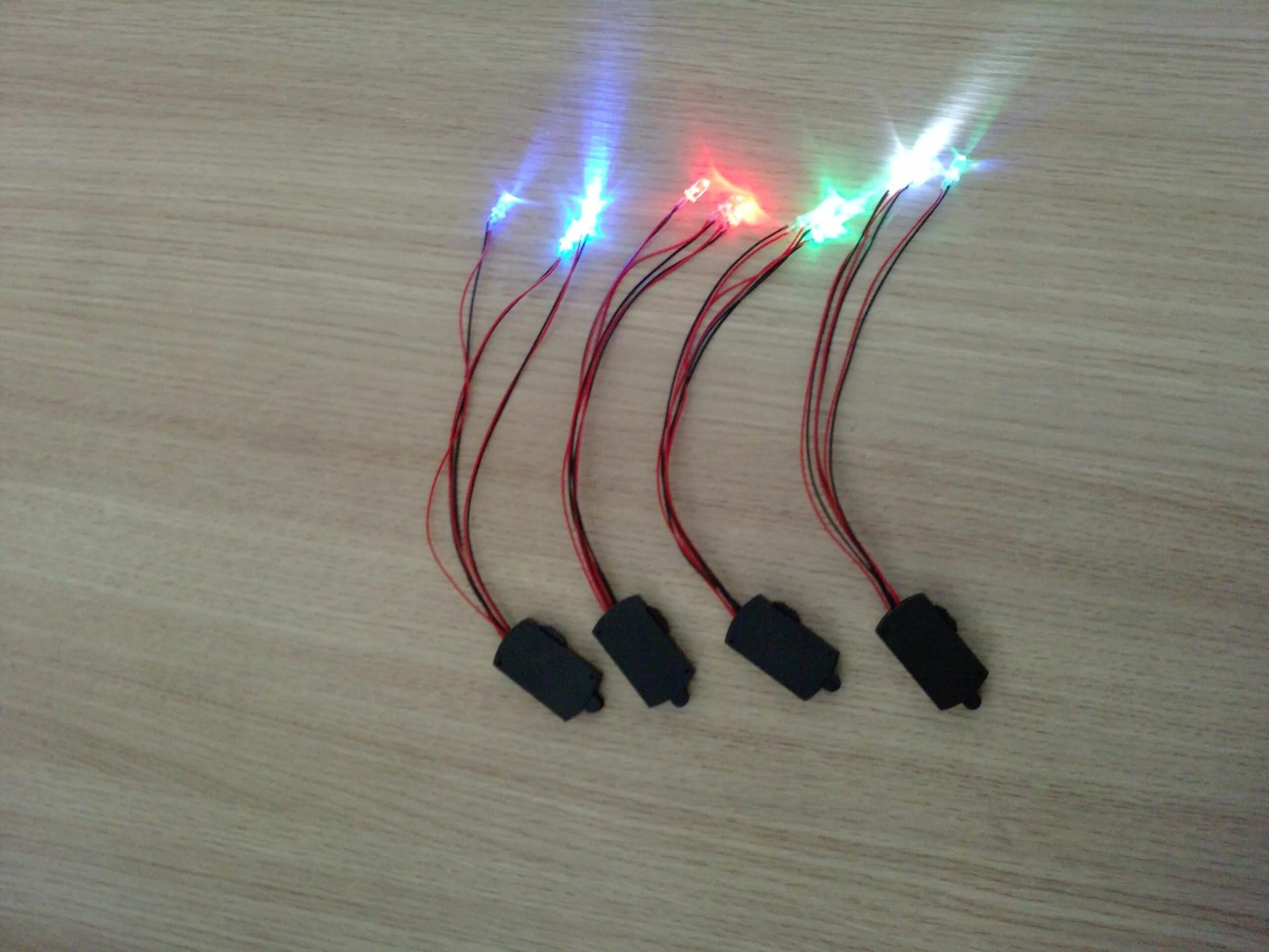 Светодиоды от батарейки 1. Светодиод от 12 вольт. Светодиод от батарейки 9 вольт. Smd светодиод 1. Светодиод на батарейках с выключателем.