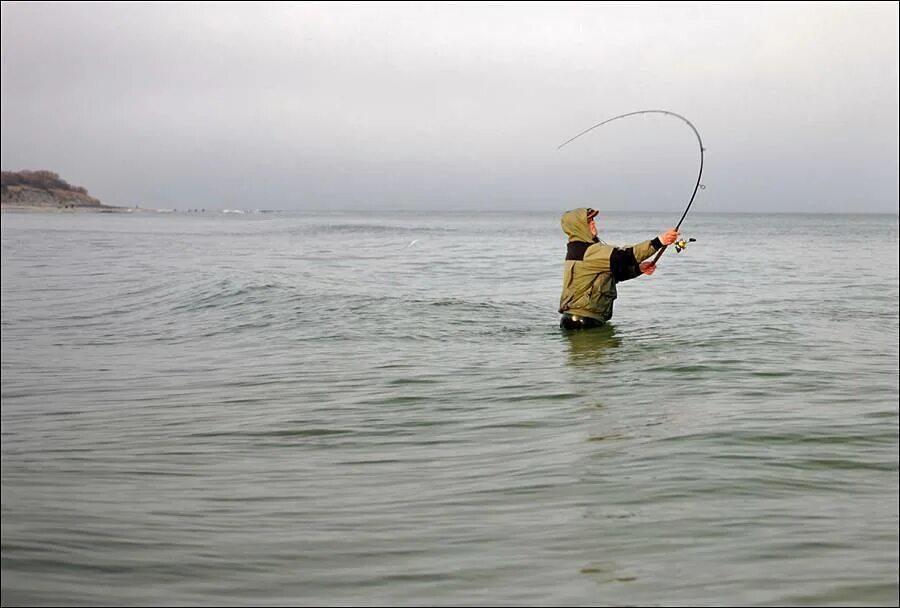 Ловля спиннингом черное море. Рыбалка на черном море. Черное море ловля рыбы с берега. Рыболовство в черном море. Рыбаки в черном море.