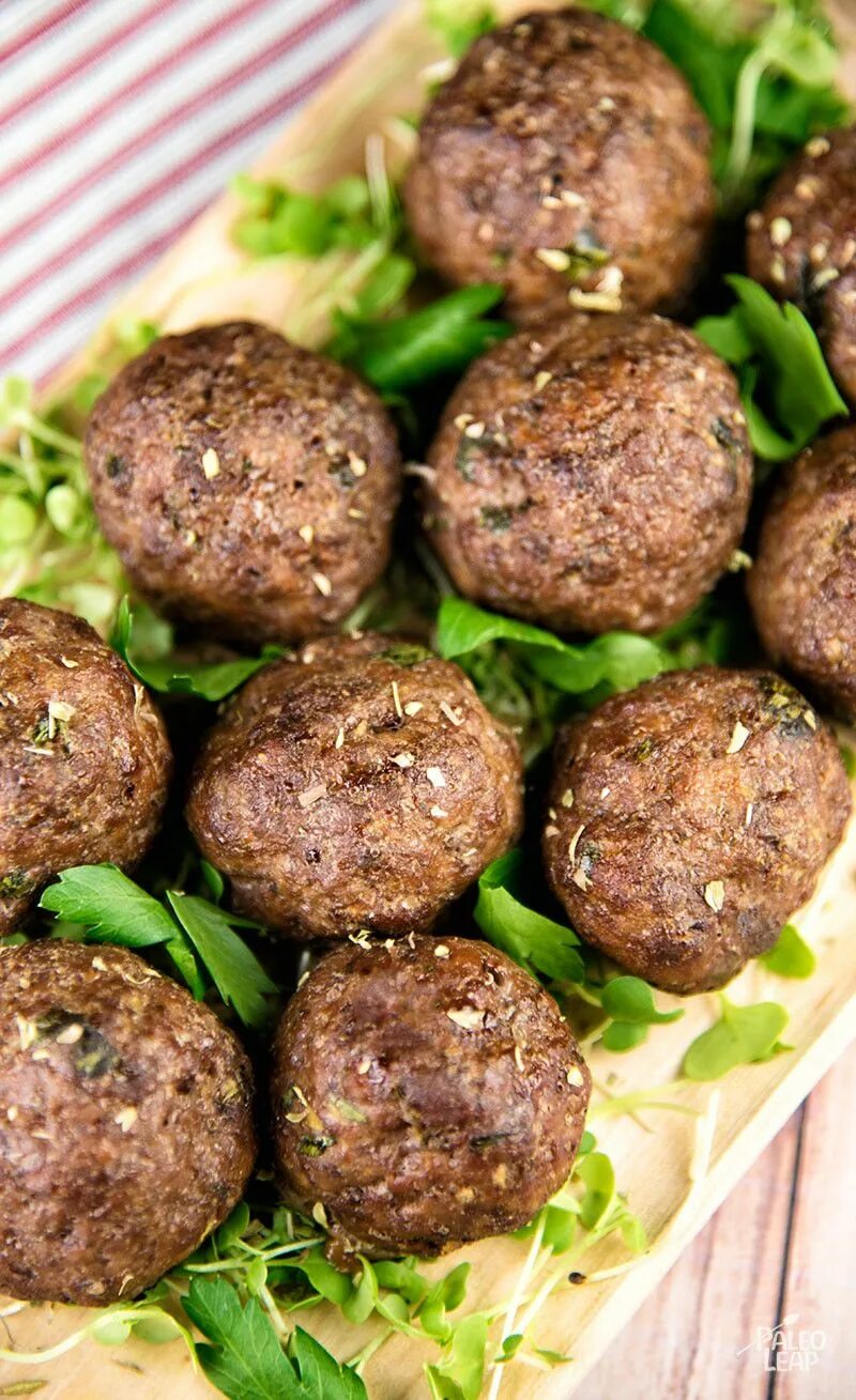Приготовление фрикадельки мясные. Мясные шарики из фарша. Приготовление фрикадельки мясные. Круглые мясные шарики. Фрикадельки говяжьи.