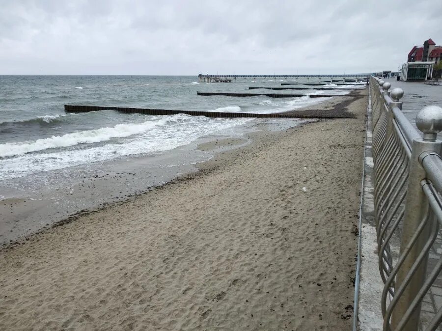 Море в зеленоградске сейчас. Зеленоградск пляж 2022. Пляж Нептун Зеленоградск. Пляж резиденция Зеленоградск пляж. Пасмурный Зеленоградск.