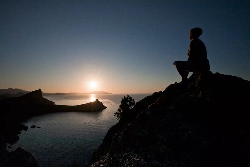 сковородкина кристина. человек сидит на холме. одинокий парень. мужчина на холме. человек сидит на холме.