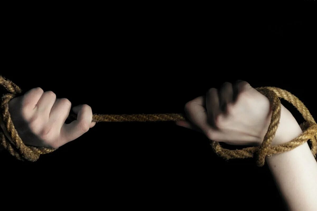 Связанная горловом. Веревка в руке. Связанные руки. Связанные руки веревкой. Девушка с веревкой в руках.