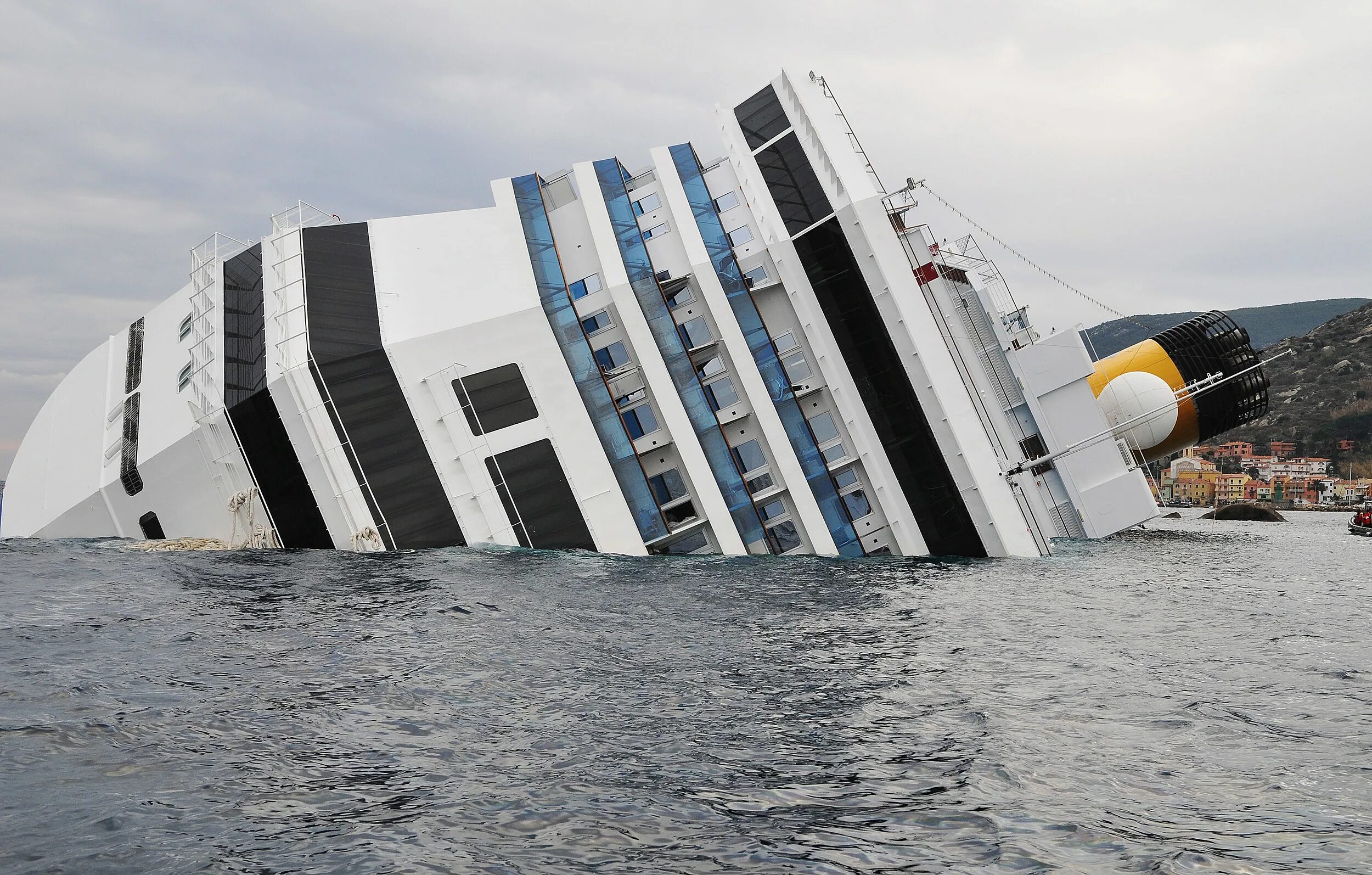 Судно коста конкордия. Коста конкордия 2022. Коста конкордия итальянцы). Про крушение лайнера. Подъем круизного лайнера costa concordia.