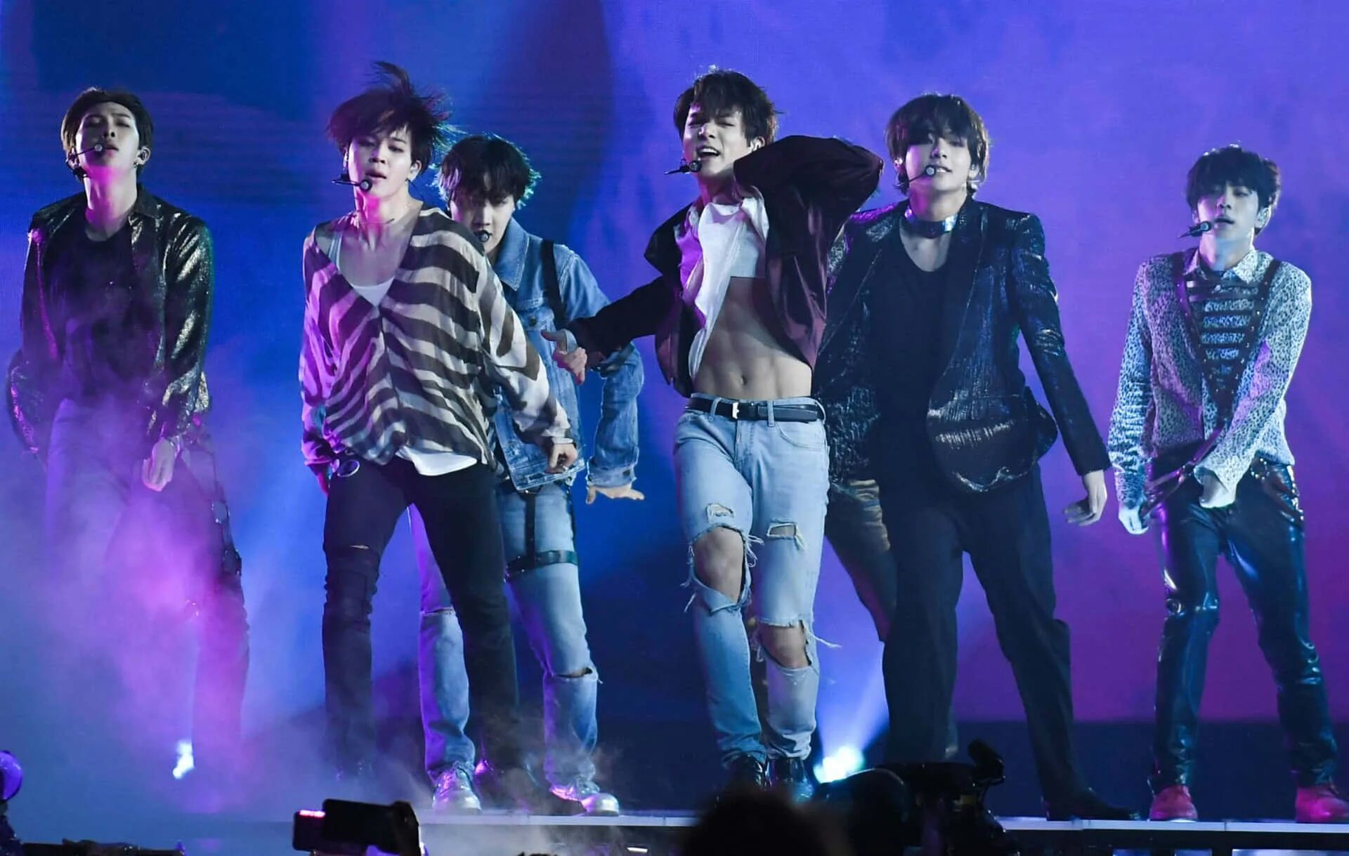 Кей поп группу bts. Bts fake love концерт. кей поп группа бтс. концерт бтс fake love. k pop концерт бтс.