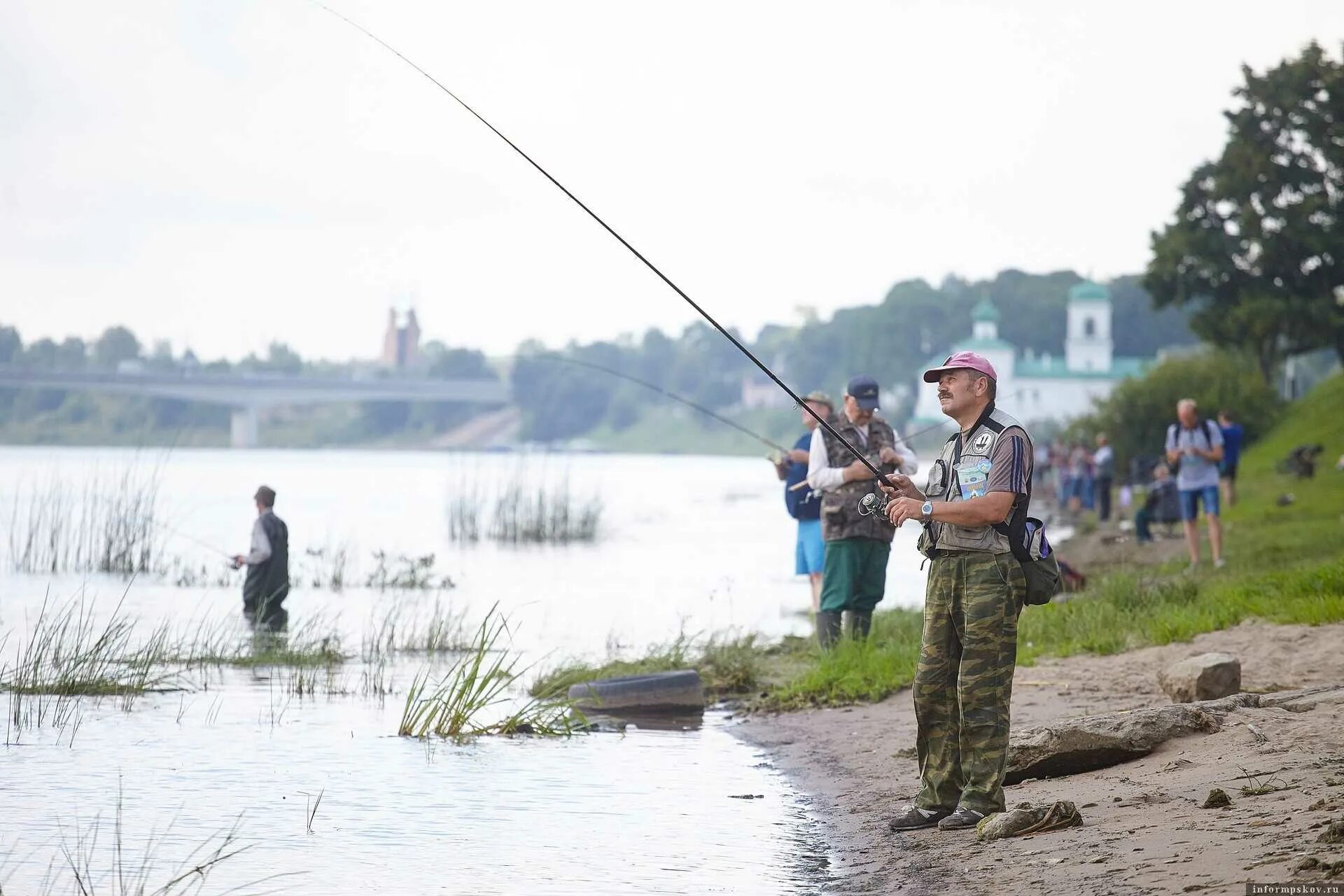 Ловить рыбу в городе. Река Великая Псковская область рыбалка. Рыбалка на реках Псковской области. Псков рыбаки. Рыбалка в Пскове на реке Великая.