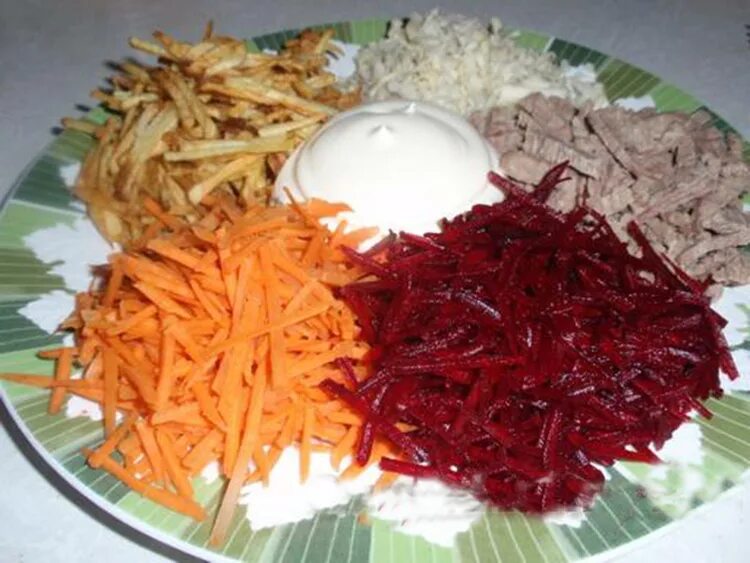 салат свекла морковь картошка. салат из свеклы моркови и картошки. салат с жареным картофелем соломкой. салат со свеклой и курицей. салат со свёклой слоями.