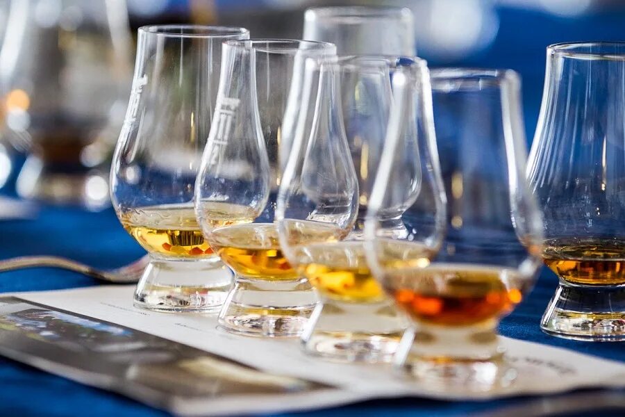 Фестиваль виски шотландия атмосфера. Виски. Whisky tasting. Дегустационная рюмка. Whisky tasting.