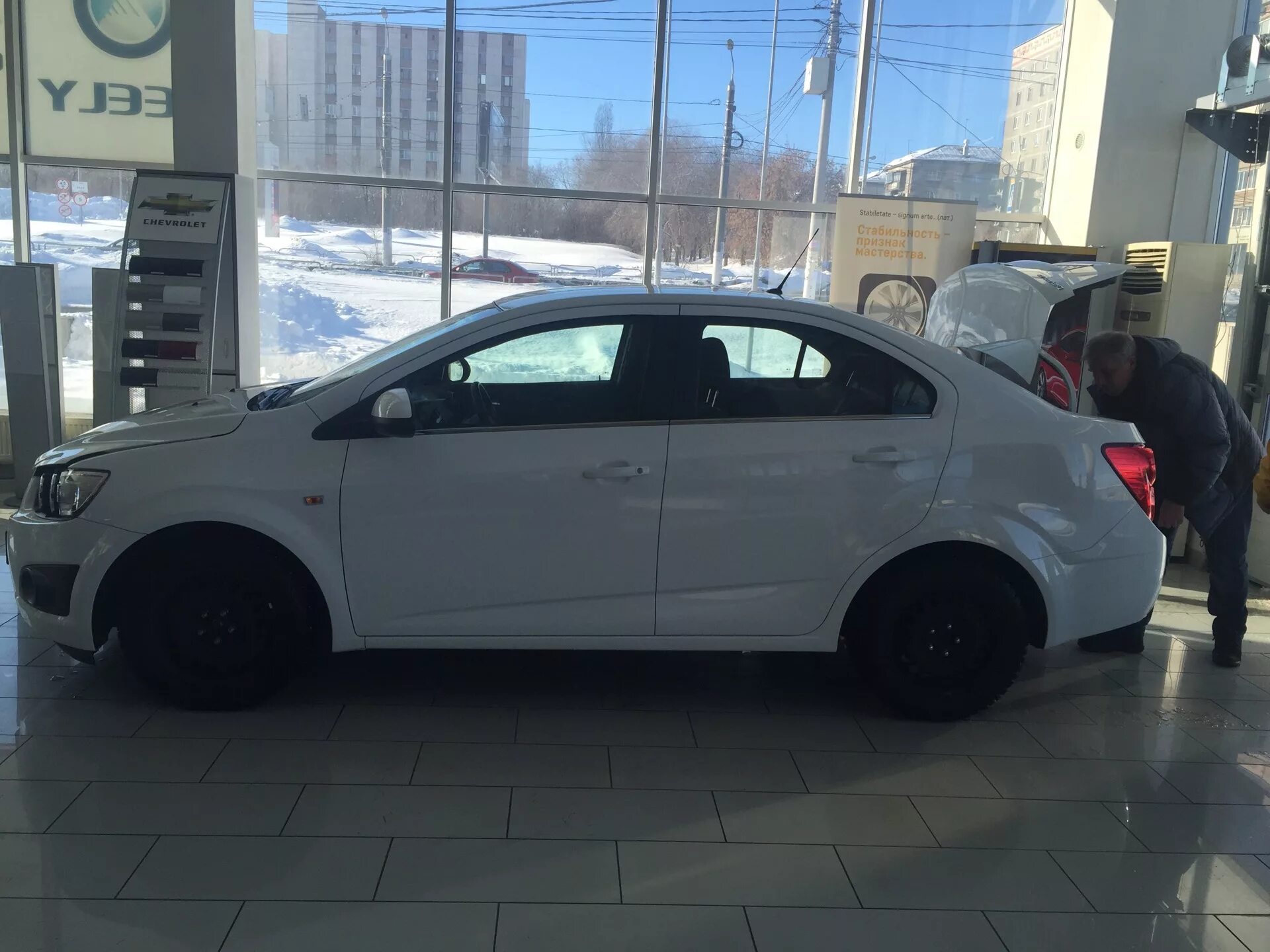 Выхлоп машины. Авео белый дым. Шевроле авео т300 белая. Chevrolet aveo t300 белый. Синий дым из выхлопной трубы.