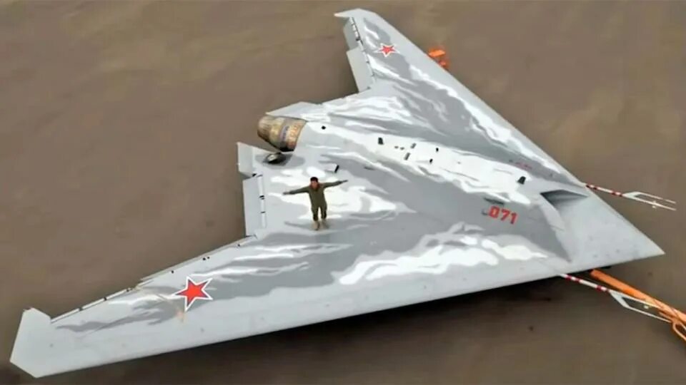Дрон перехватчик дронов. Ударный бпла с-70 «охотник». Су 57 и беспилотник охотник. Беспилотник для охоты. Дрон с-70 охотник.