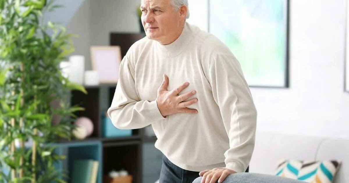 Приступы у пожилых людей. Одышка. Пожилой мужчина. Хронические заболевания сердца. Человек с одышкой.