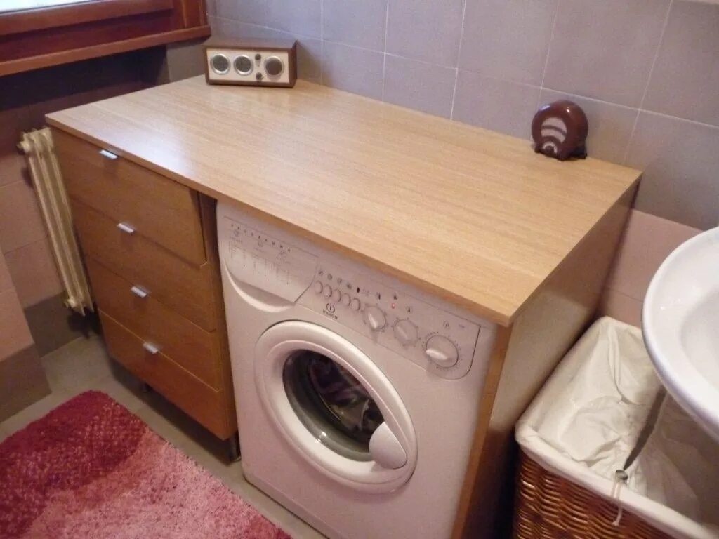 Стиральная машинка ванной столешницей. Стол для стиральной машины. Столешница под стиральную машину. Столешница на стиральную машинку. Тумба для стиральной машины.