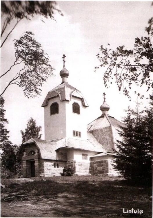 Церковь ночью. Деревянная церковь в ленобласти. Православные храмы в сумерках. Музей деревянного зодчества в суздале. Огоньки церковь.