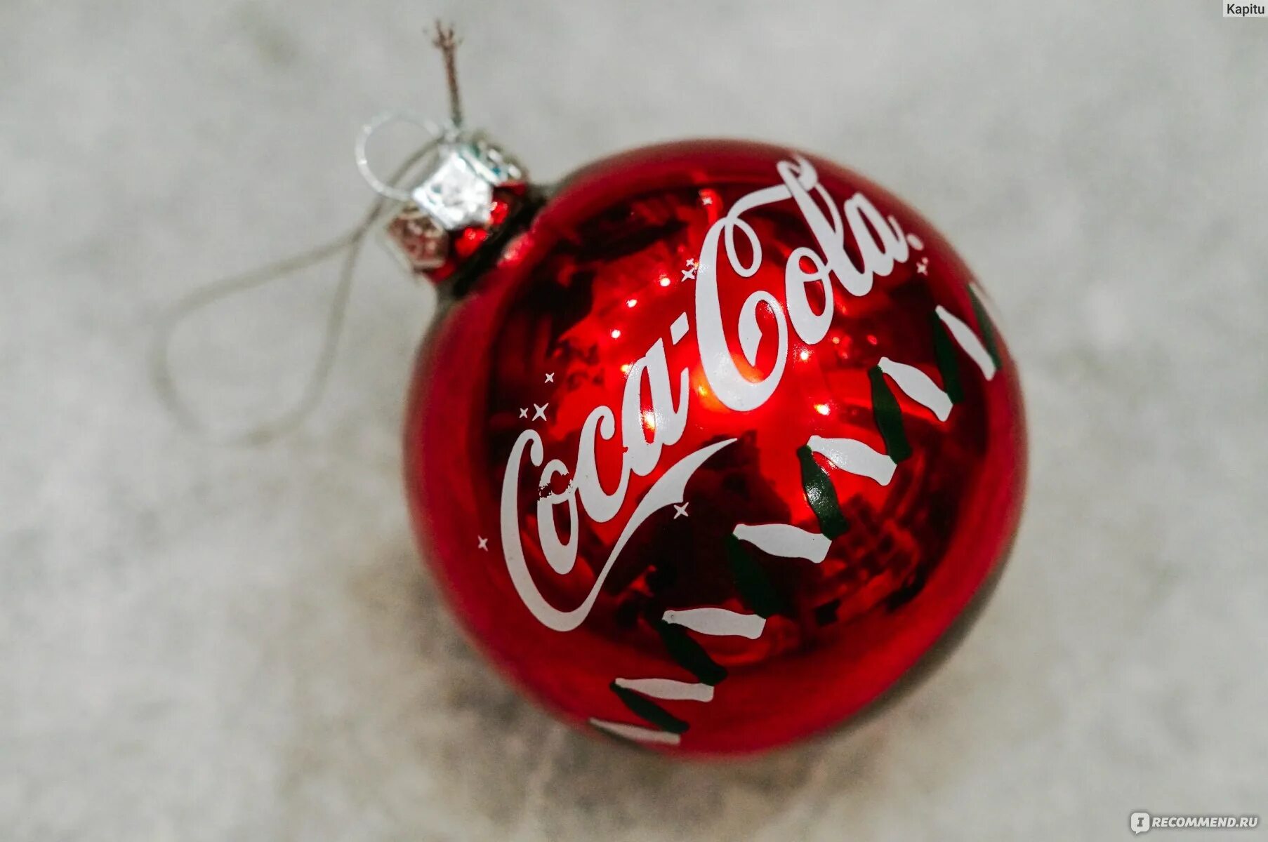 Елочные игрушки Coca Cola. Новогодние игрушки Кока кола. Новогодние игрушки от Кока колы. Ёлочные игрушки Кока колла. Добрый колам акция