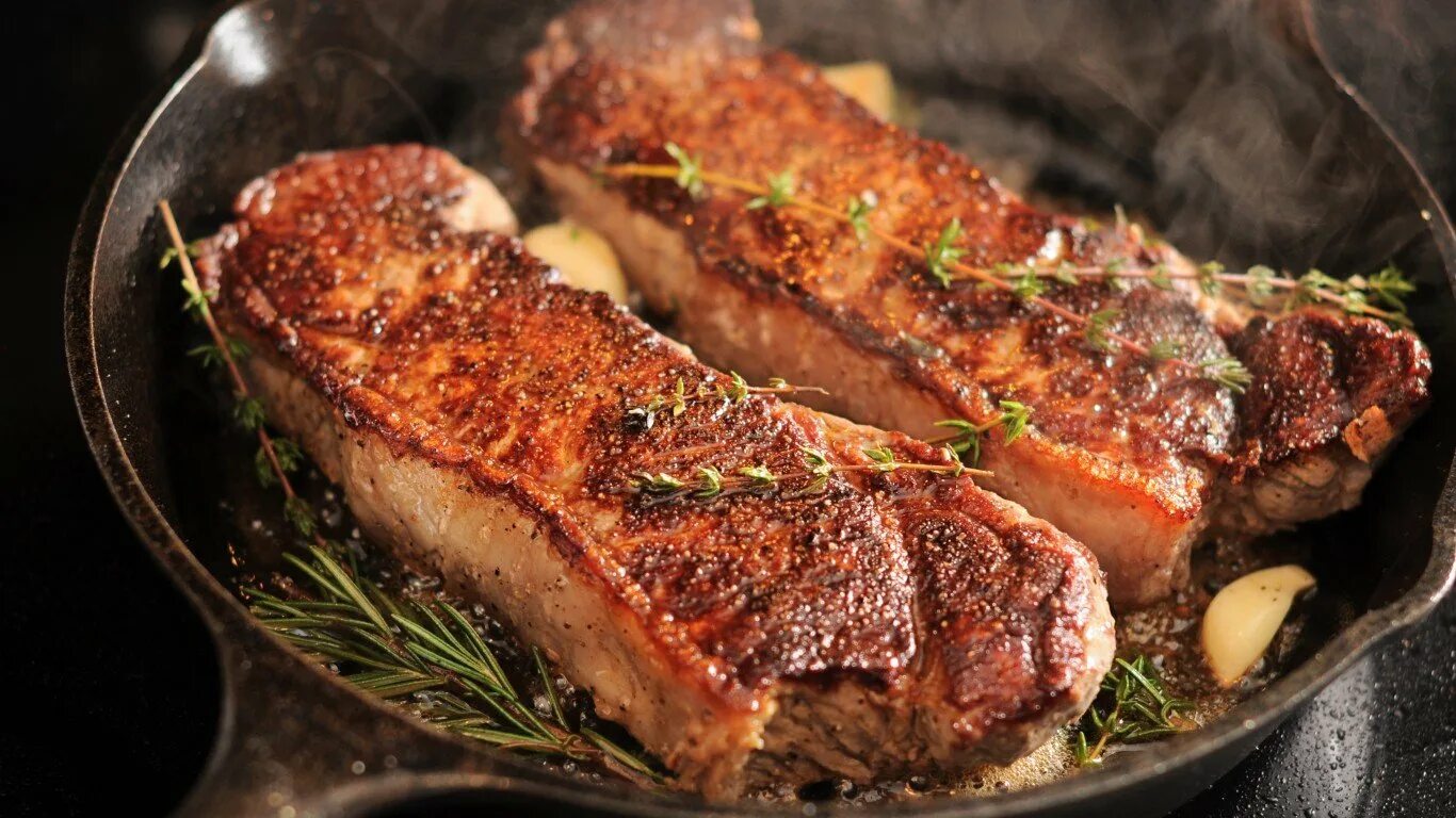 Сколько жарить мясо на гриле. Стейк рибай на гриле. жареное мясо. стейк на сковороде. жареный стейк.