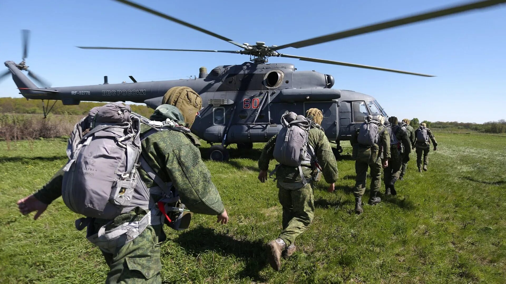 Ми-8 вертолет ВДВ. Вертолет ми 8 десант. Десантирование с ми 8. Десантный вертолет ми8.