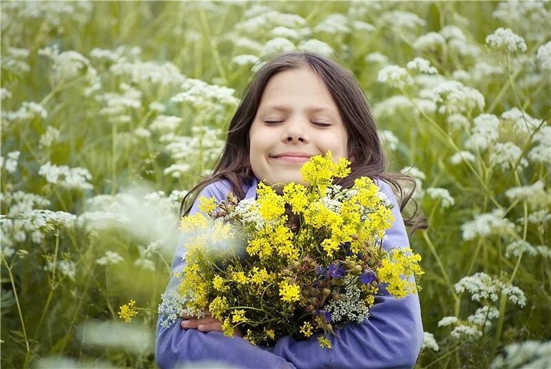 Дети с цветами. Девушка с букетом полевых цветов. Собирать цветы. Дети с полевыми цветами. Чувствуешь запах лета