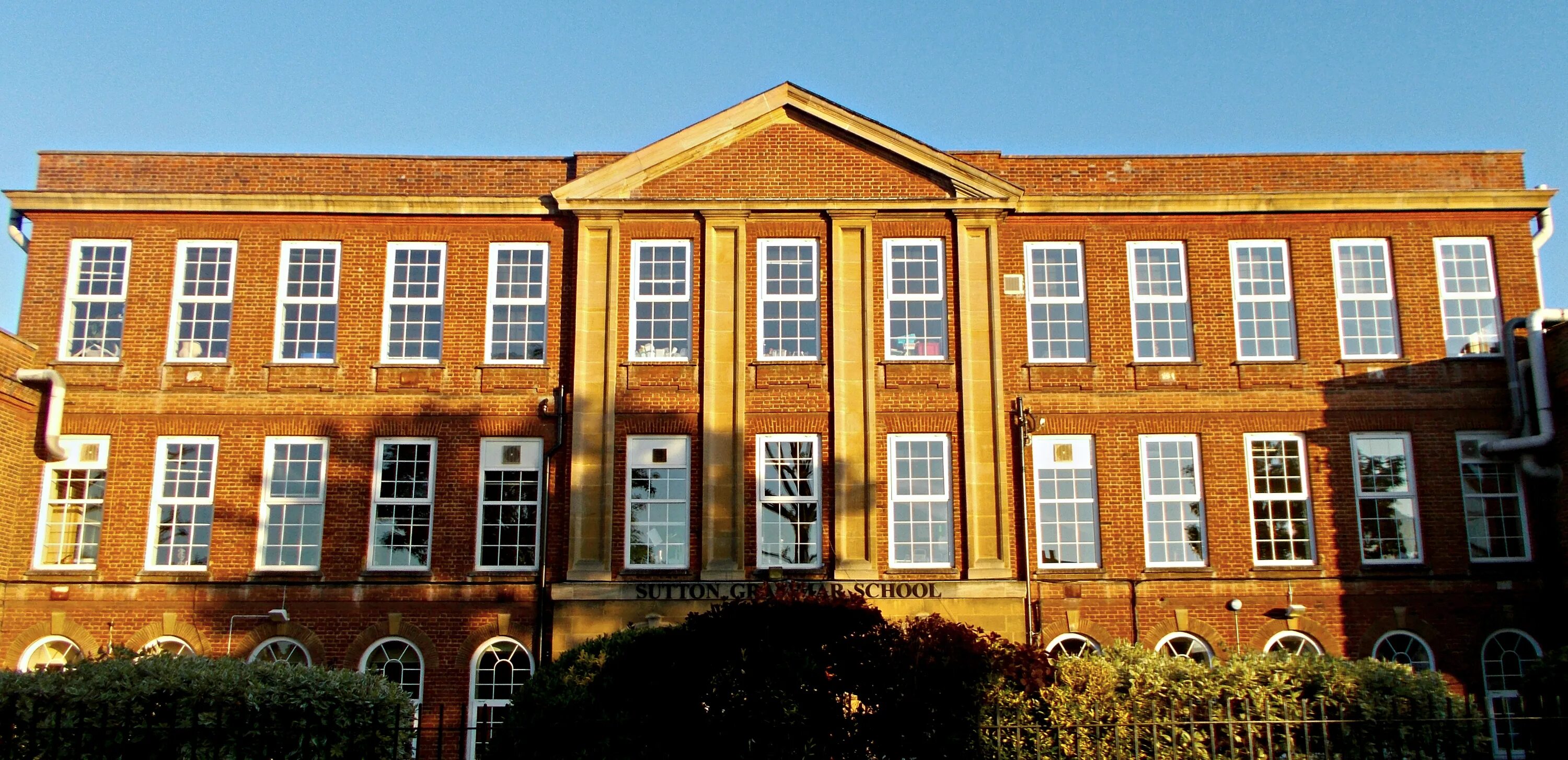 Школа грамматики. Sutton Великобритания. Carey Baptist Grammar School, Кью, Австралия. Кембридж школа в Лиссабоне. The boys' Grammar School.