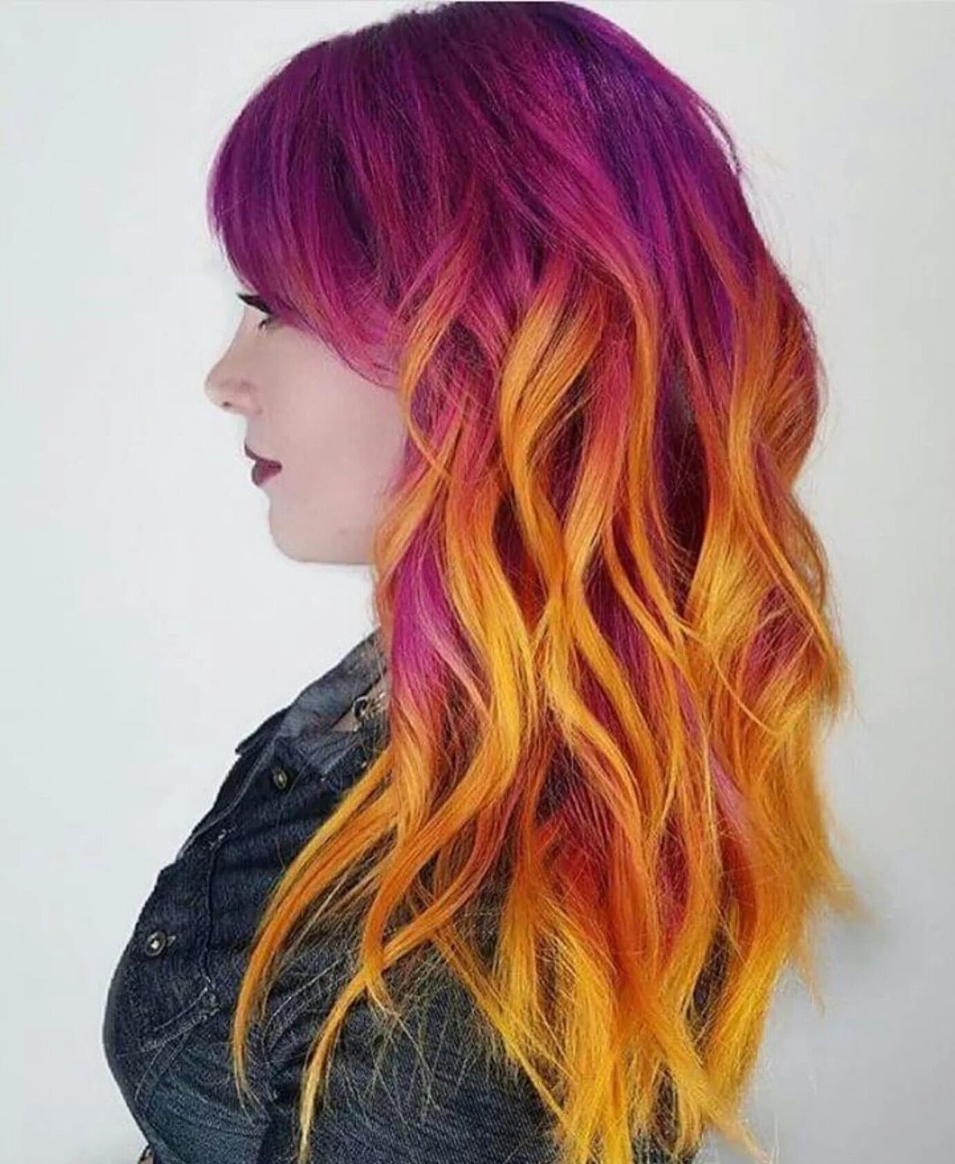 Желто оранжевые волосы. Цветное окрашивание. Яркое окрашивание. Яркие цвета волос. Разноцветные пряди на рыжих волосах.