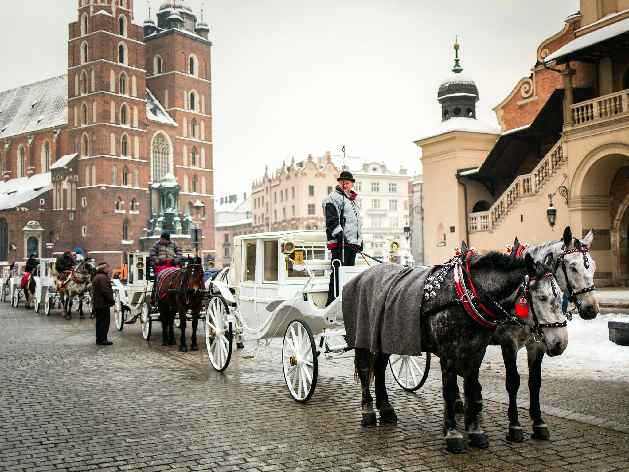 Old town road horses. Краков зимой. Краков город. Город Краков зимой. Праздники во Франции.