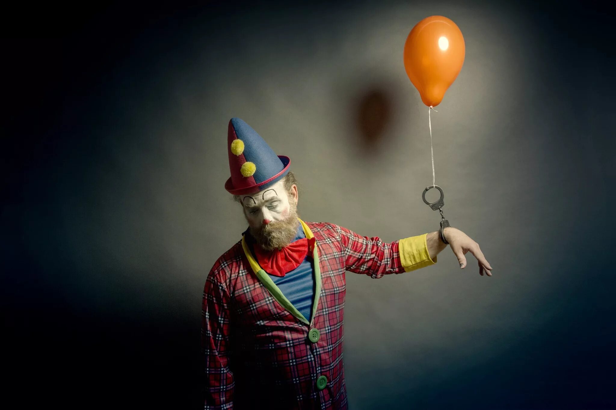 Клоун с шарами. Клоун. Грустный клоун. Клоун с шариками. Человек клоун.
