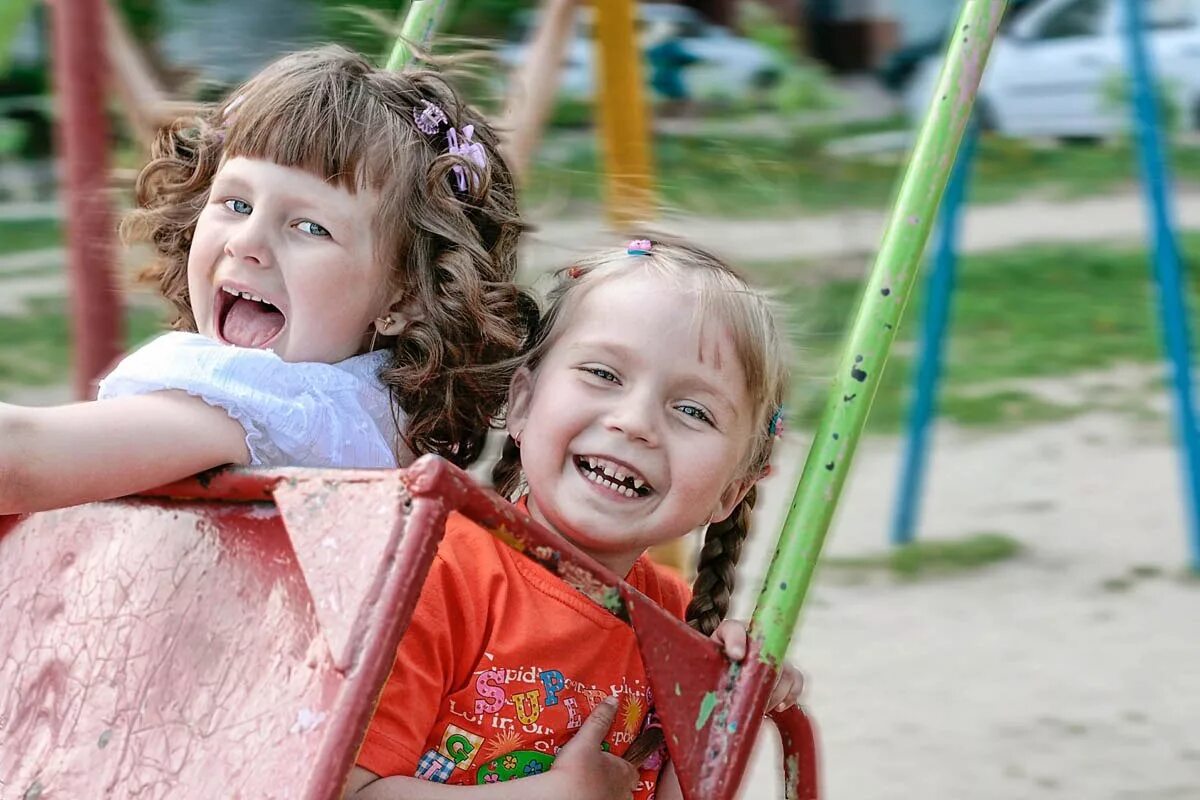 Счастливое детство дети. Счастливый ребенок. Маленькие дети на большой планете. Что относится к студенчеству картинки. Обновление малыши.