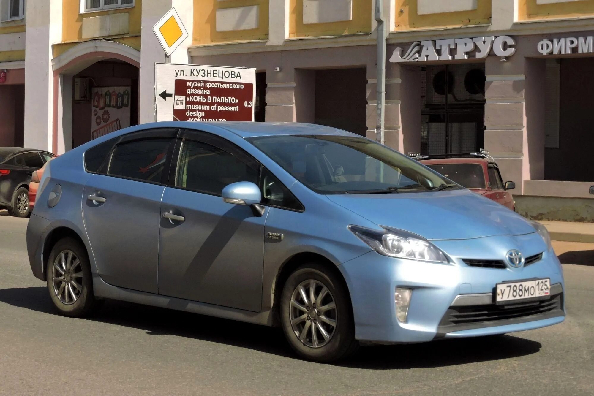 Toyota Prius 3. Тойота Приус 125 регион. Тойота Приус 125 такси. Тойота Приус ZVW 35.