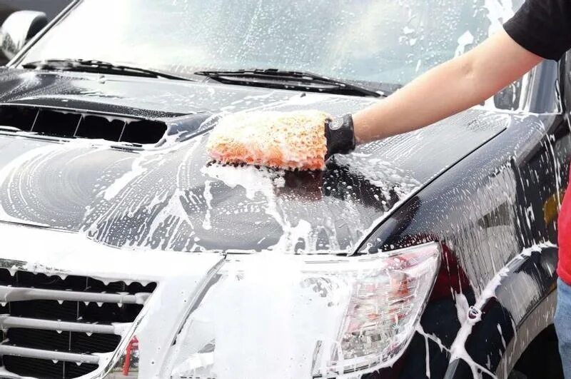 Можно мыть машину жидким мылом. Мойка автомобиля. Губка для мойки автомобиля. Мытье машины. Ручная мойка для автомобиля.