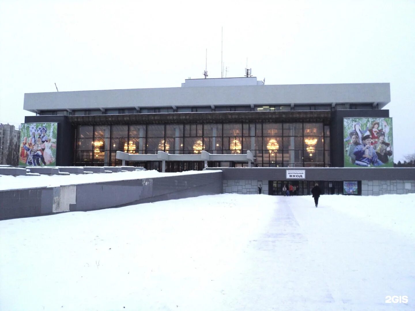 Дворец культуры екатеринбург. Дк уралмаш фестивальная 12. Новый дк уралмаш екатеринбург. Свердловский государственный областной дворец народного творчества. Дк уралмаш фестивальная 12.