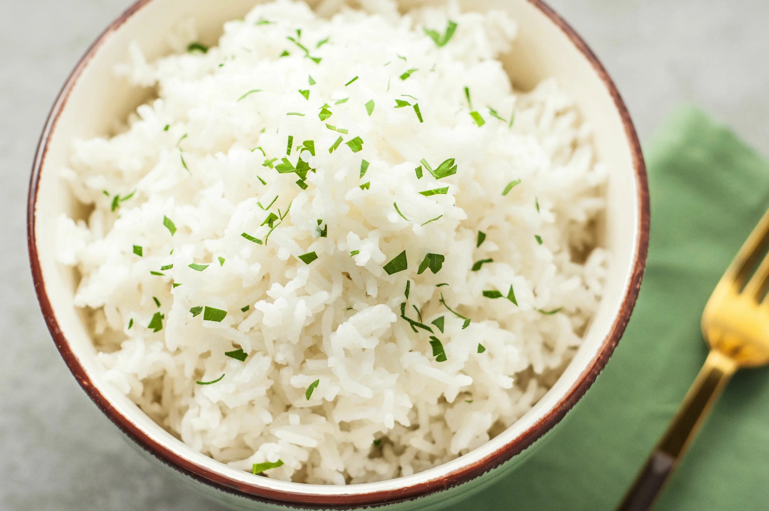 White rice. Белый рис. Белый рис вареный. Рис белый отварной. Рис на белом блюде.