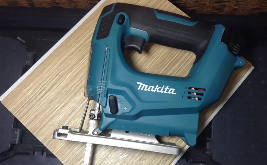 разрезать пластиковый подоконник. приспособление для заточки ножовки по дереву. нож для резки сэндвич панелей для откосов. резка пластиковых панелей. отрезаем пластиковый подоконник.