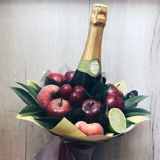 Бутылка вина и конфеты