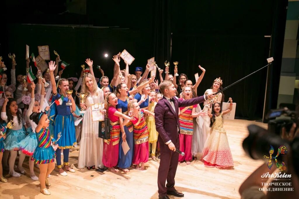 Читинский театр студия. Детская школа искусств гусиноозерск ансамбль танец пески 2014 года. Конкурс офицеров. Город краснознаменск дом офицеров танцы. Почетный караул в школе.