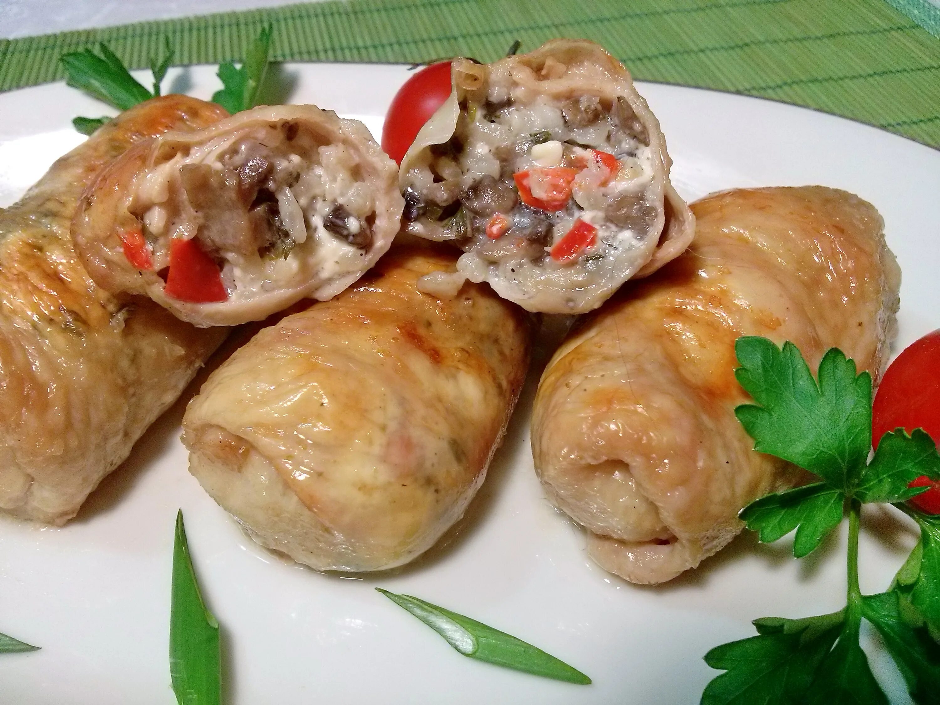 Куриная шкурка фаршированная. Фаршированная куриная кожа. Курица фаршированная с грибами в коже. Фаршированная коза курицы. Шкура что можно приготовить