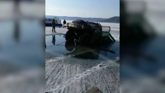 Машина провалилась байкал. Машина ушла под лед на байкале. Машина провалилась на льду. Машина провалилась под лед на байкале. Машина ушла под лед на байкале.