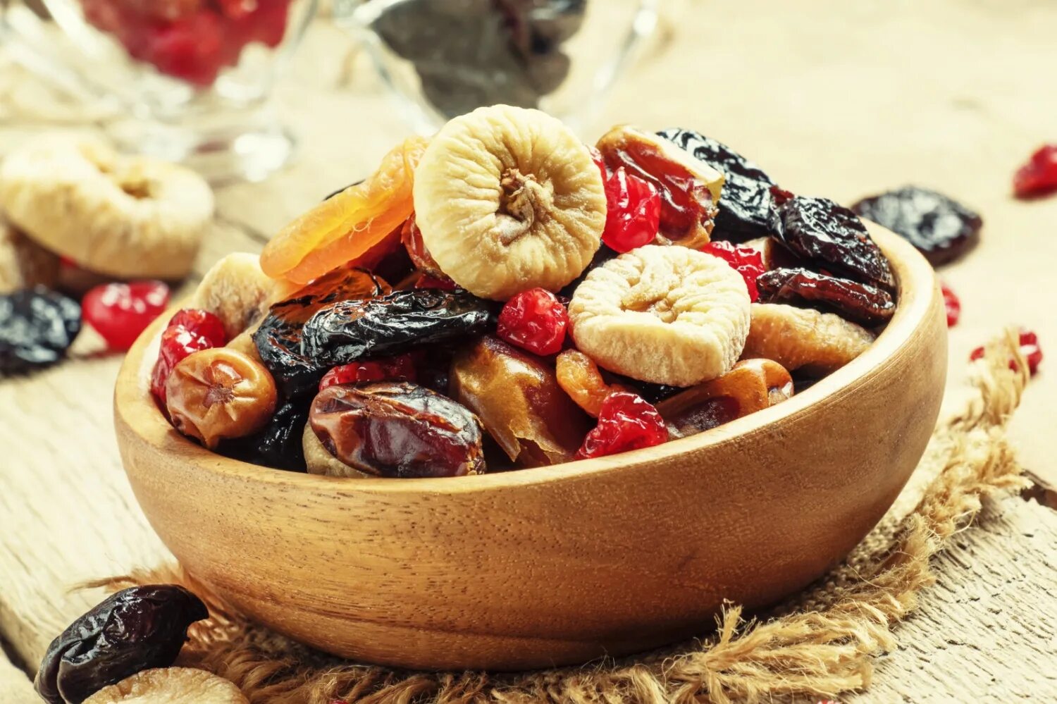 Орехи и сухофрукты. Продукты из сухофруктов. Сушеные фрукты. Орехи сухофрукты сладости. Сушеные фрукты.
