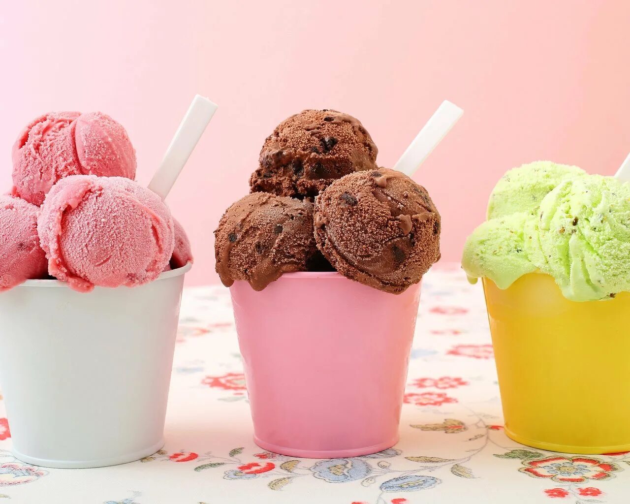 баскин роббинс стаканчик. шарики мороженого в стаканчике. шарики мороженого в стаканчике. мороженое в креманке. шарики мороженого в стаканчике.