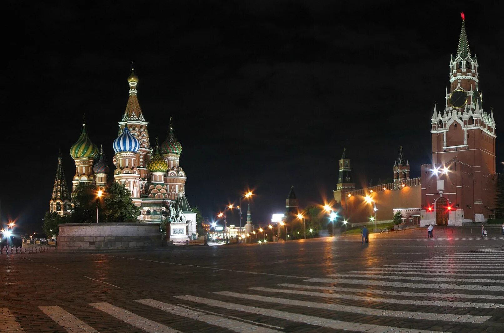 Включи большой московский. Кремль открыт для посещения. Большой экран в Москве. Кремль на черном фоне. Кремль открыта или закрыта.