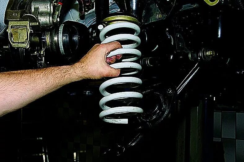 Пружина передняя ваз 2114. Замена передних пружин е34. Как правильно поставить передняя пружина. Как правильно поставить передняя пружина. Как правильно поставить передняя пружина.