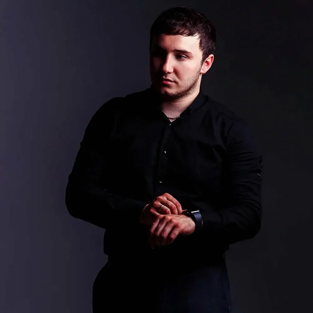 Певец артур кунижев. Петлюра есть красивая одна девушка на земле девушка из клипа фото. Кунижев артур вагъуэ. Одна девушка на земле кунижев. Ахьед кунижев.