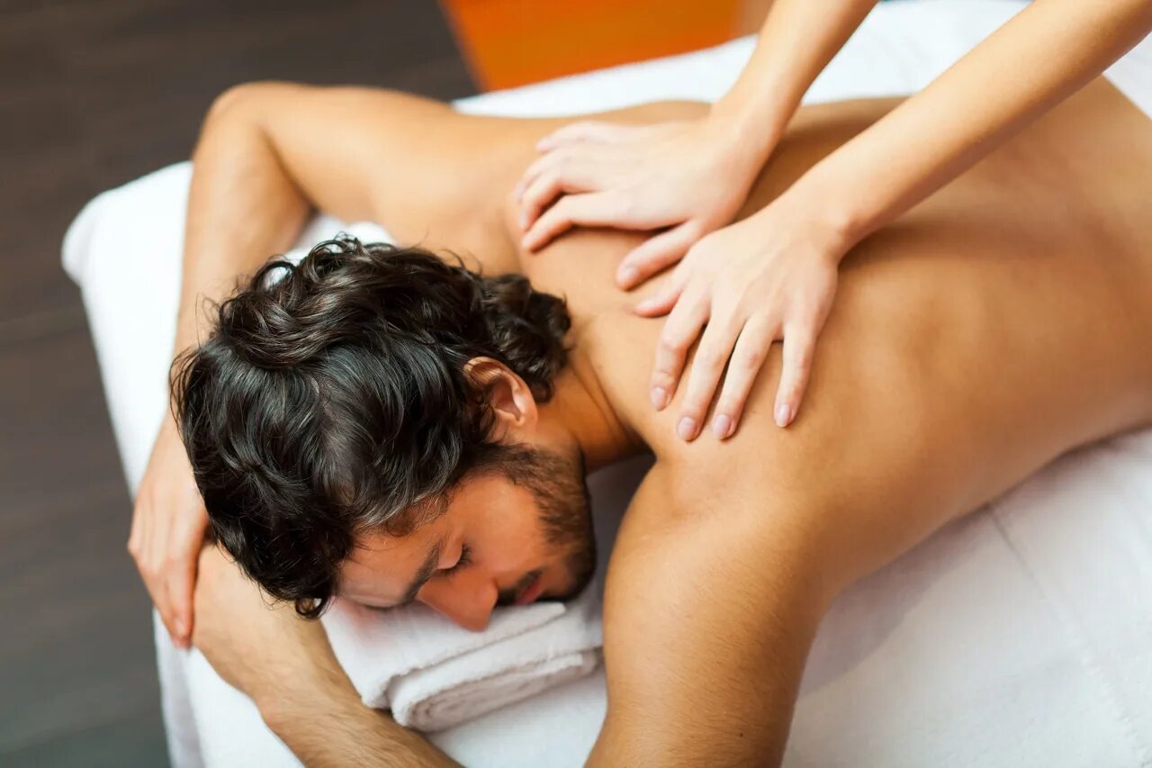 Masseur massage. Массаж. Массаж спины. Массаж картинки. Чувственный массаж мужчине.