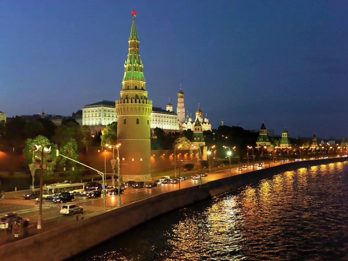 Страна меньше москвы. Кремль Москва. Кремль Москва 2005. Москва картинки. Современный Кремль в Москве.